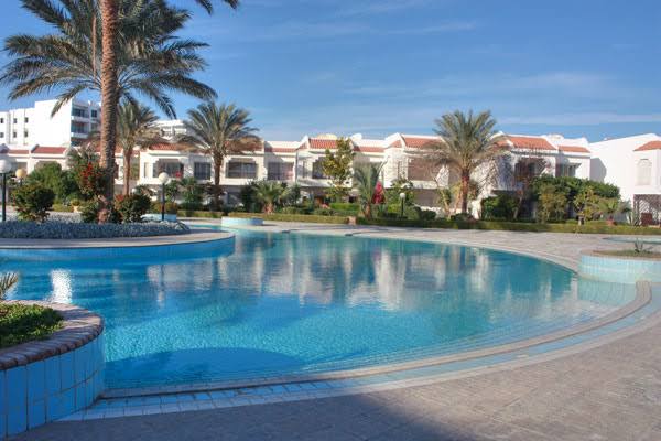 Villa zum Verkauf in Hurghada mit Privatstrand und Pools an der Mamsha-Promenade