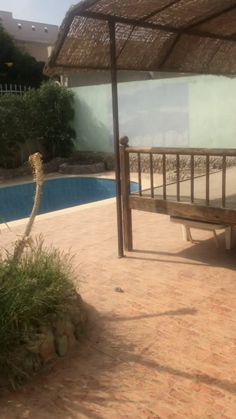 Quart Villa zum Verkauf in Mubarak 7 mit privatem Garten und Pool