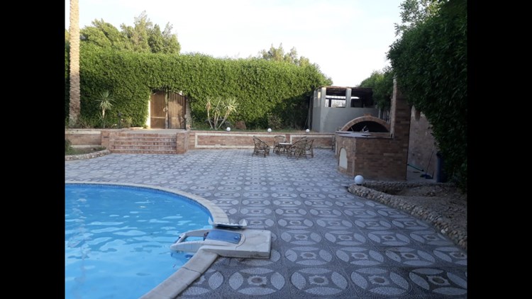Quart Villa zum Verkauf in Mubarak 6 mit privatem Garten und Pool