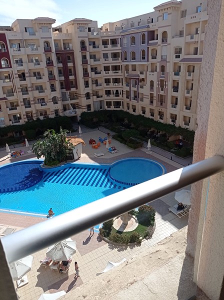 Blick auf den Pool, bezugsfertige 1BD-Wohnung zum Verkauf in Florenza Khamsin Hurghada. Wenige Schri