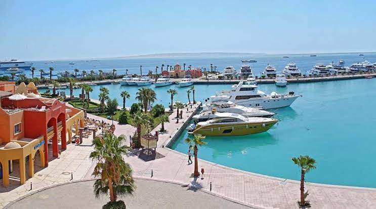 Wohnung zum Verkauf in New Marina Hurghada. Geräumiges 3BD-Apartment mit Privatstrand und Pool.