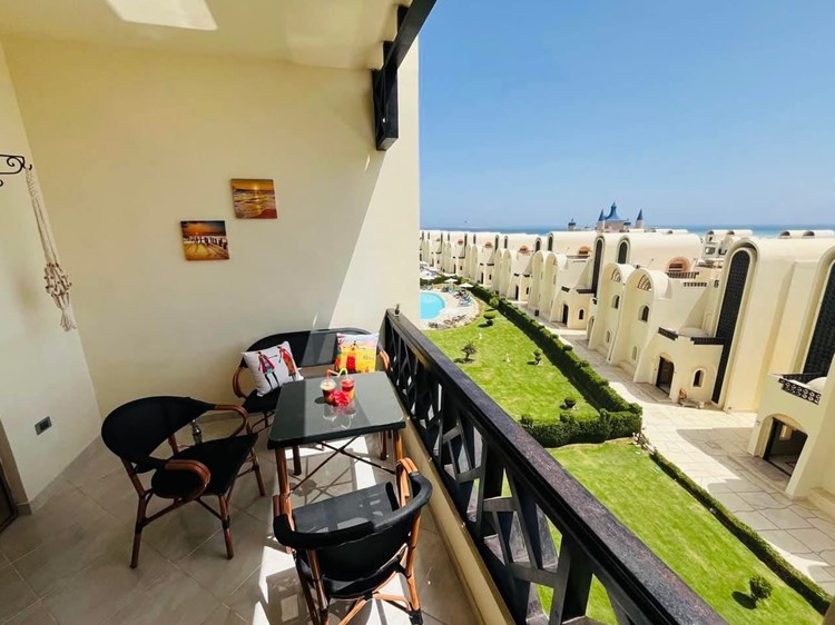 Möbliertes und ausgestattetes 1BD-Apartment im 5-Sterne-Hotel Gravity Sahl Hasheesh in erster Meeres