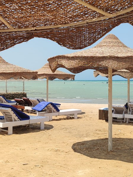 Sea and pool view 1BD apartment in Hurghada, Al Ahyaa. Private beach, swimming pools, security 