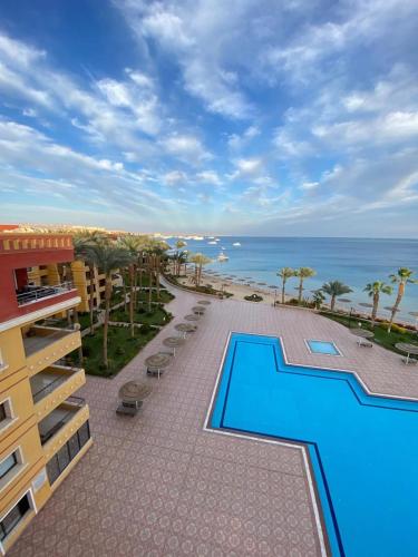 Потрясающая меблированная 3-СП квартира с видом на море в Эспланада Хургада-Элитный проект с пляжем 