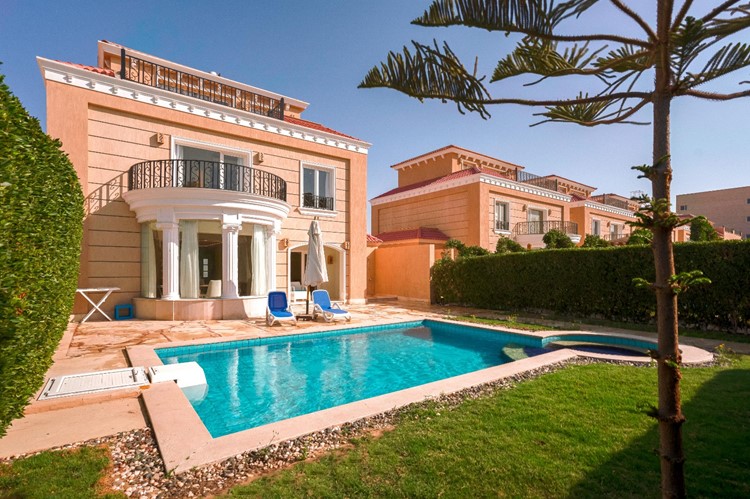 Luxury stand alone villa with pool for sale in Hurghada on first line 5* apart-hotel Selena Bay