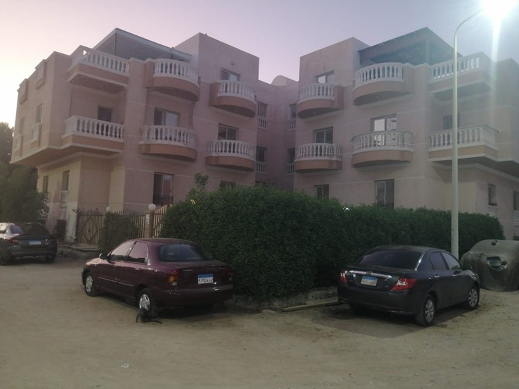 One bedroom apartment for sale in Hurghada, Magawish in building with pool. Green Contract. Near sea